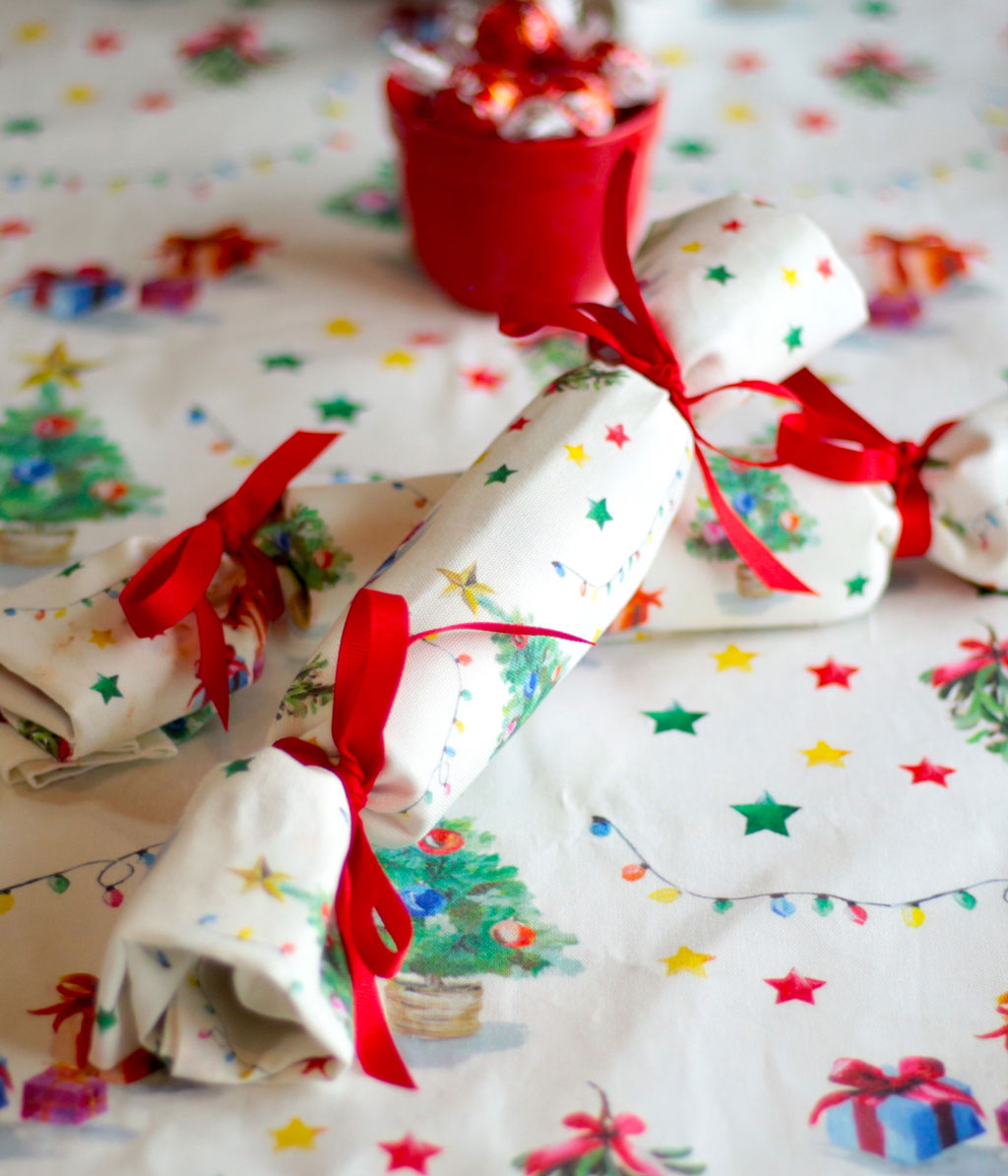 Feliz Navidad Tea Towel Cracker
