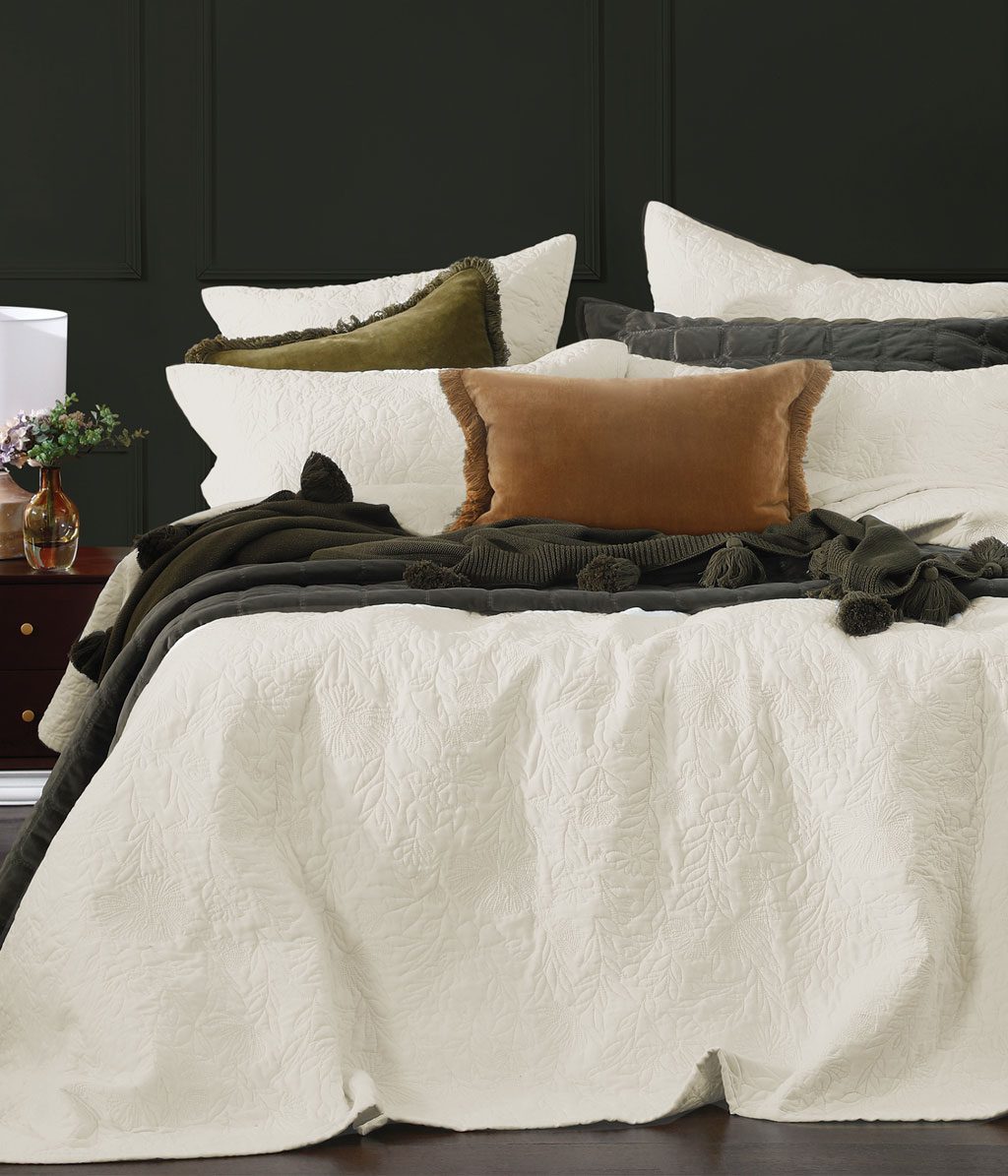 Lourdes Bedspread Set