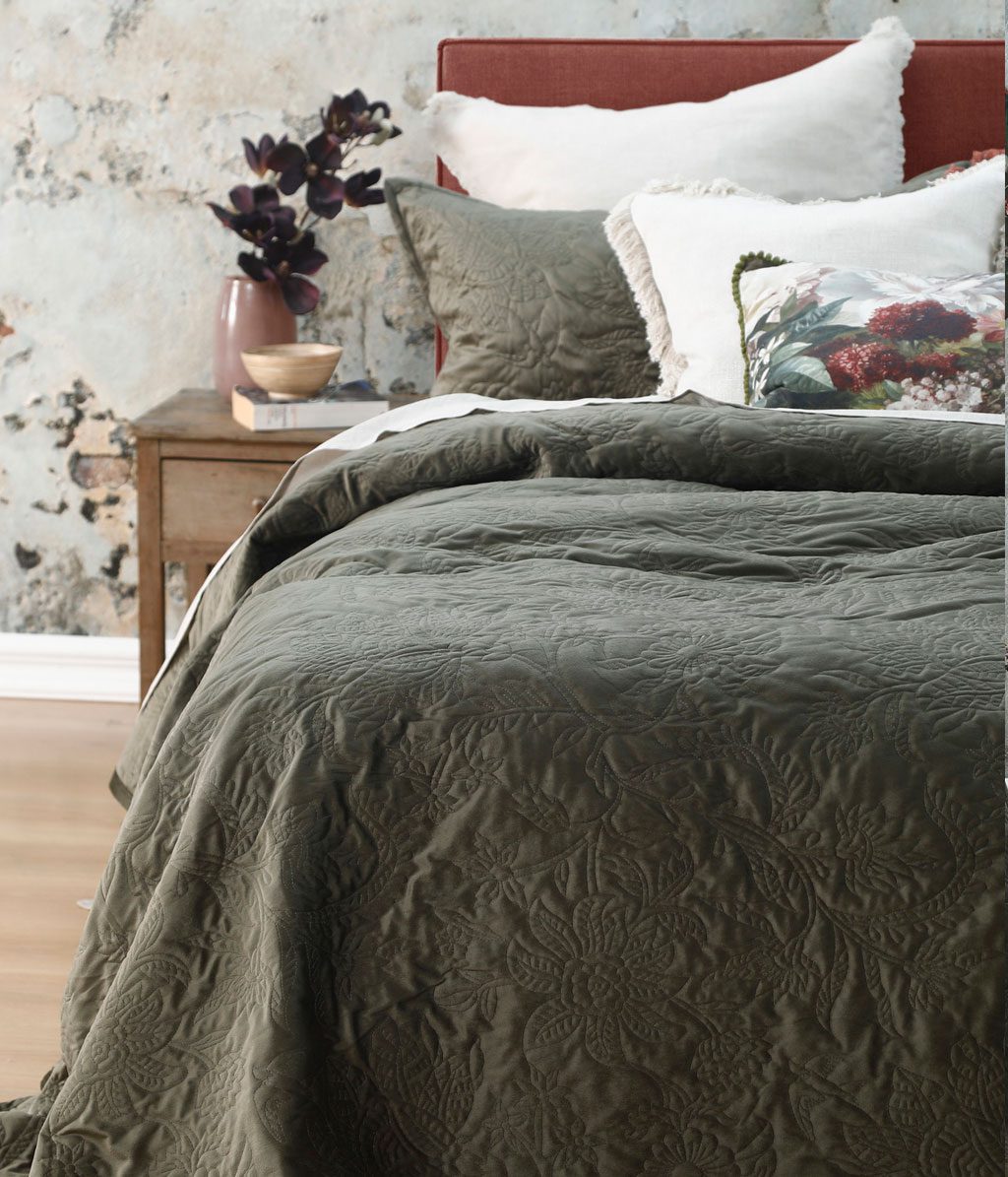 Constance Bedspread Set